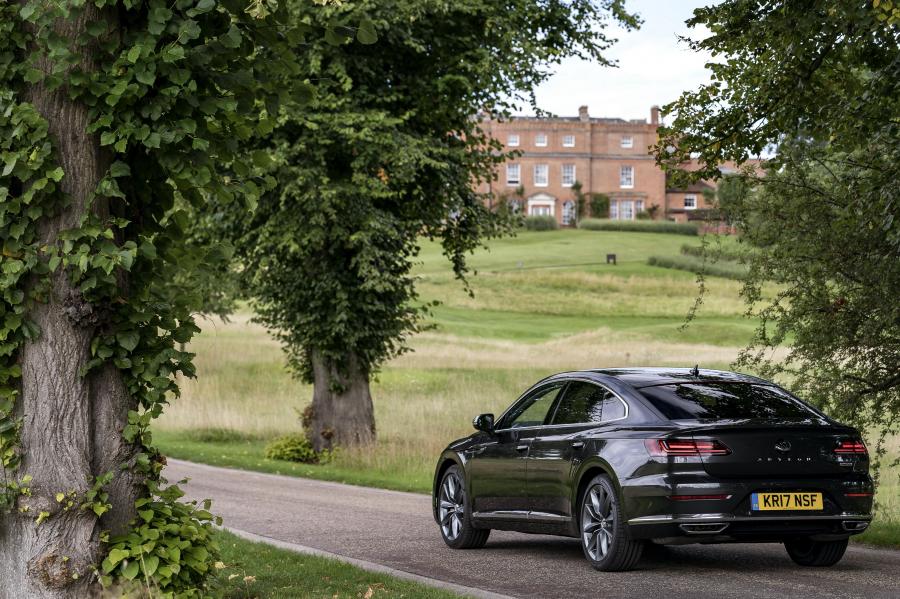  Volkswagen Arteon 4Motion Elegance 2017 года  (UK) (фото 14 из 41)
